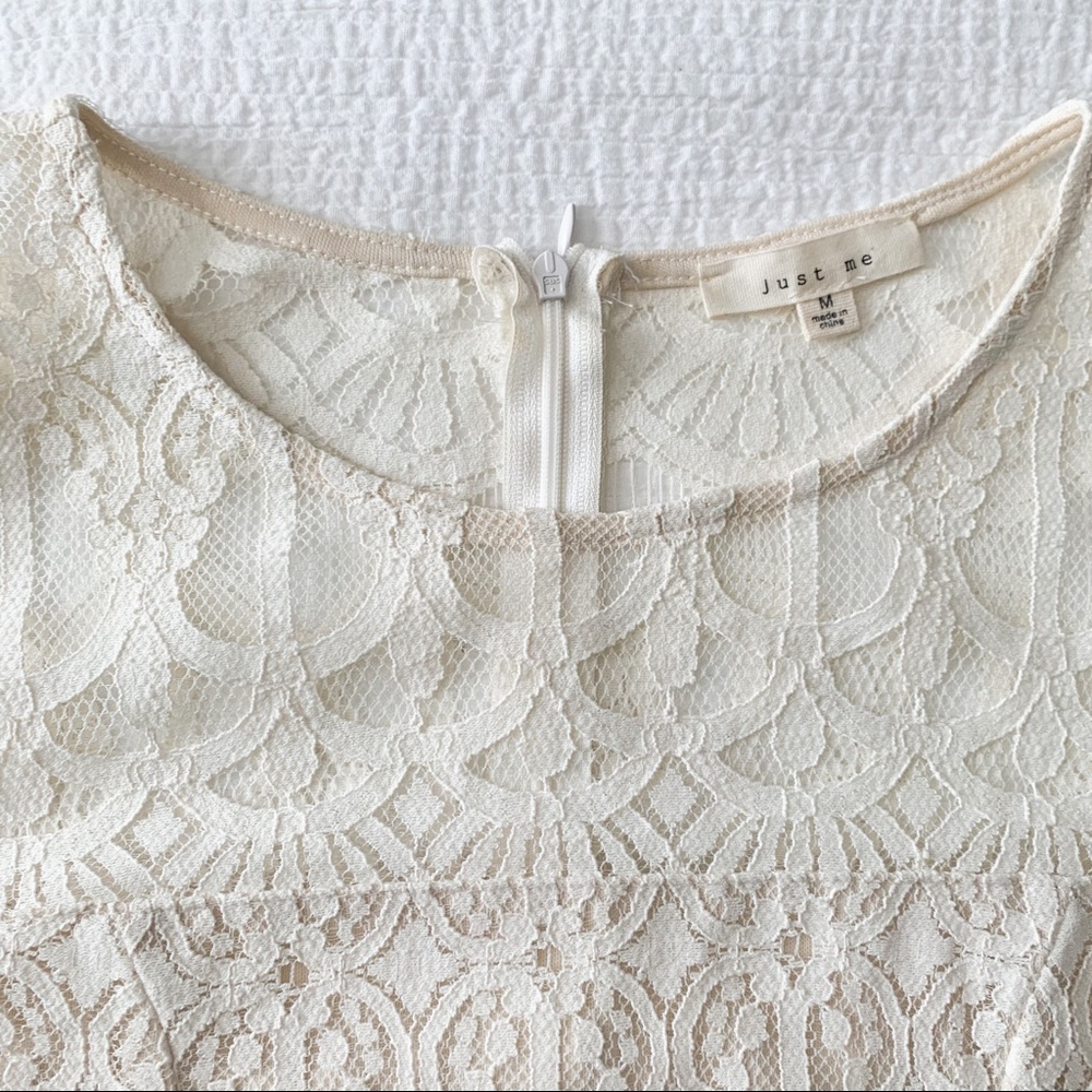 Fitted white lace dress - Picture 2 of 4